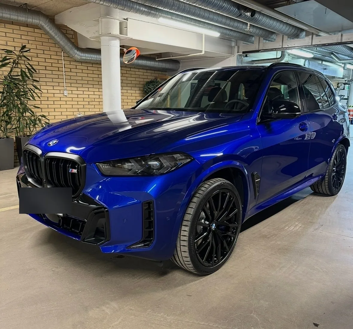 Blå BMW X5 M efter polering och lackskydd